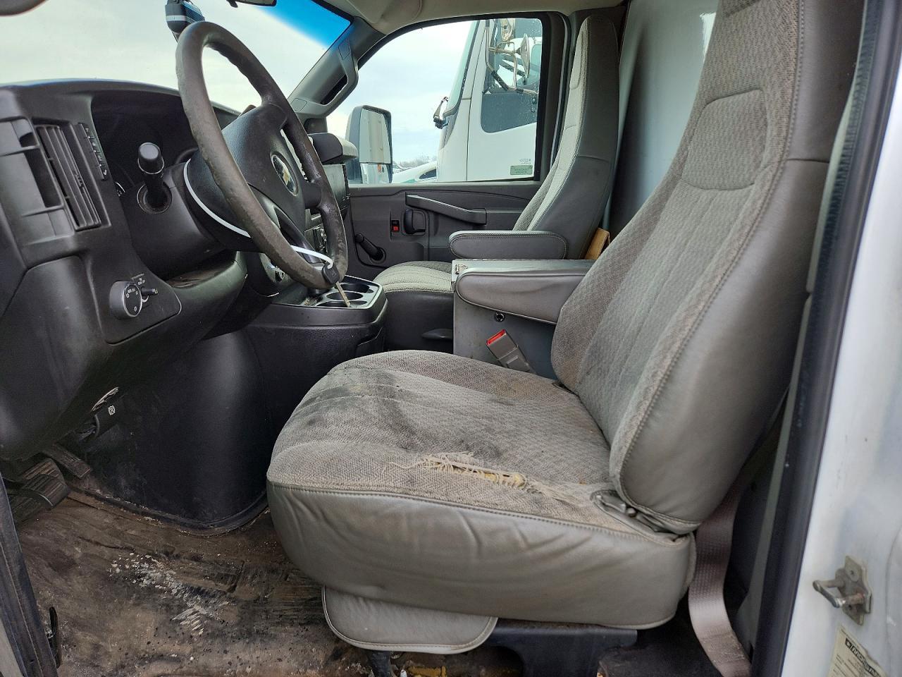 2017 Chevrolet Express BOX Truck