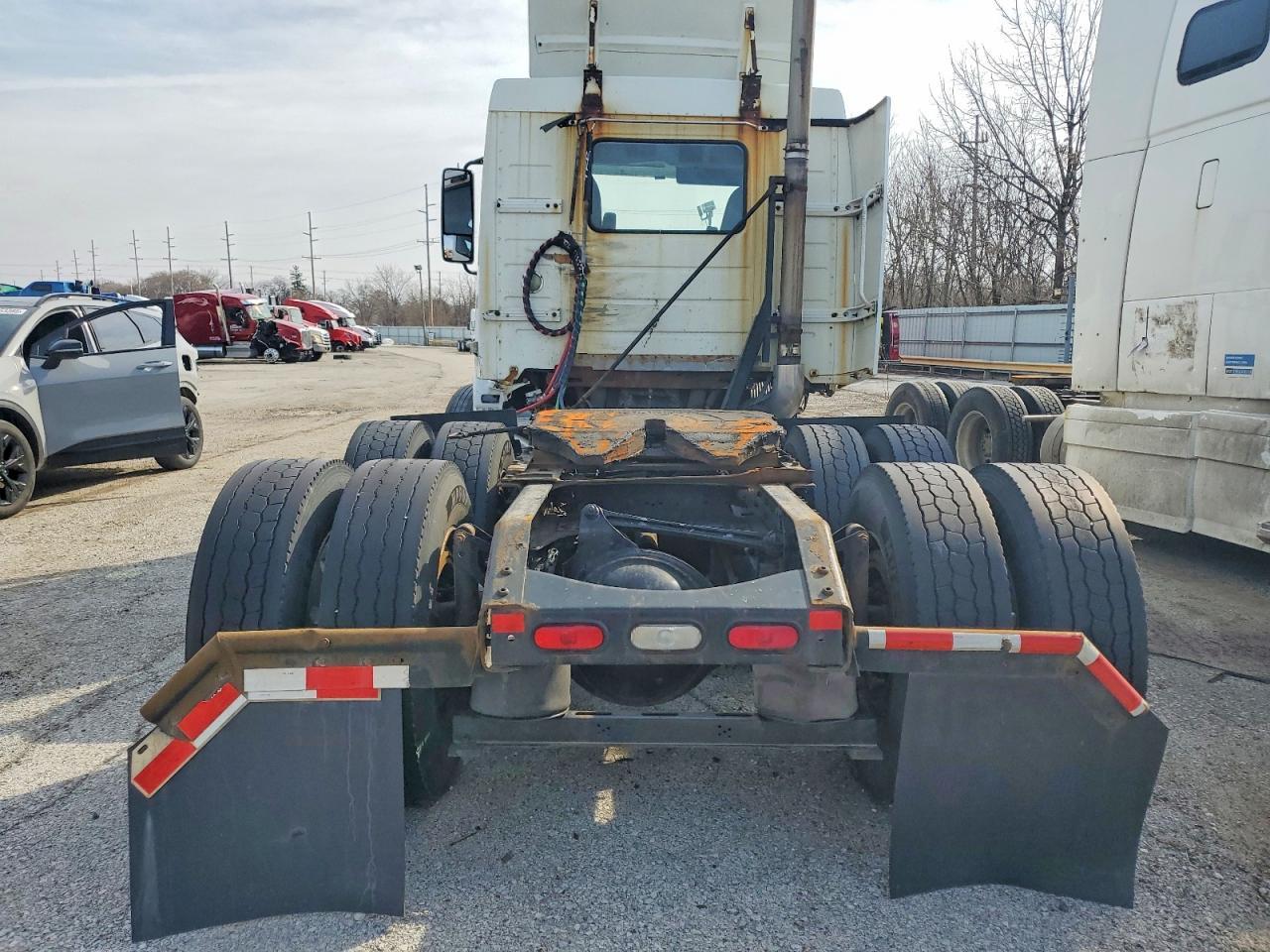 2011 Volvo VNL Semi Truck