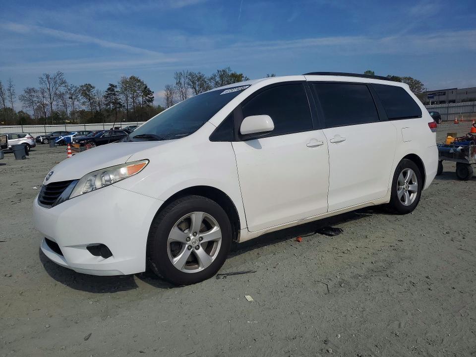 2011 Toyota Sienna le 8-passenger