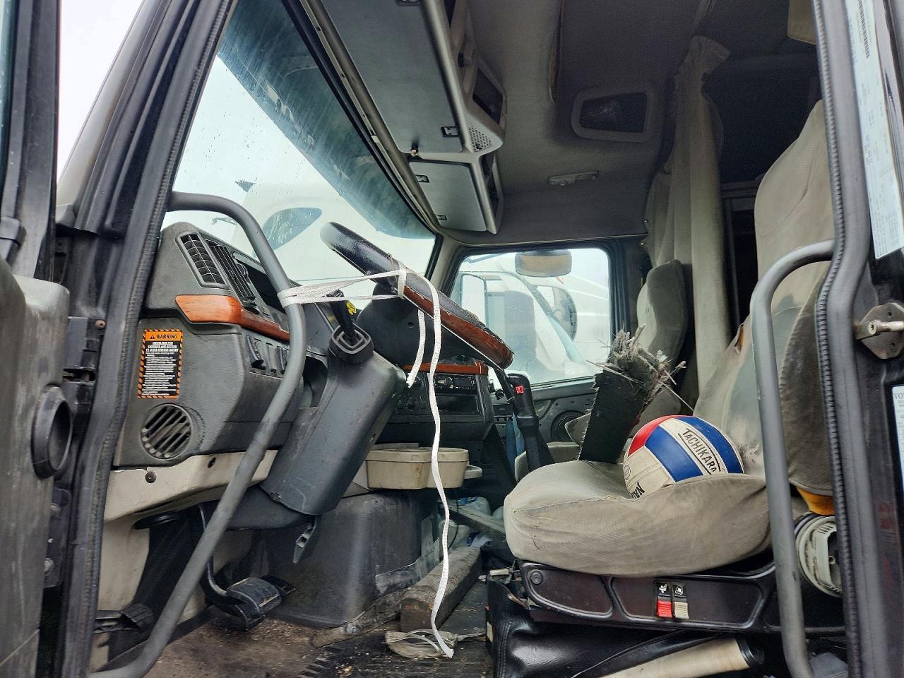 2007 Volvo VNL Semi Truck