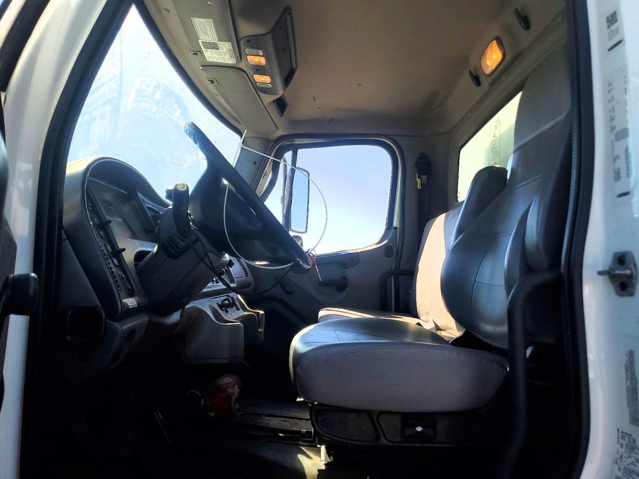 2020 Freigliner 2020 Freightliner Business Class M2 BOX Truck