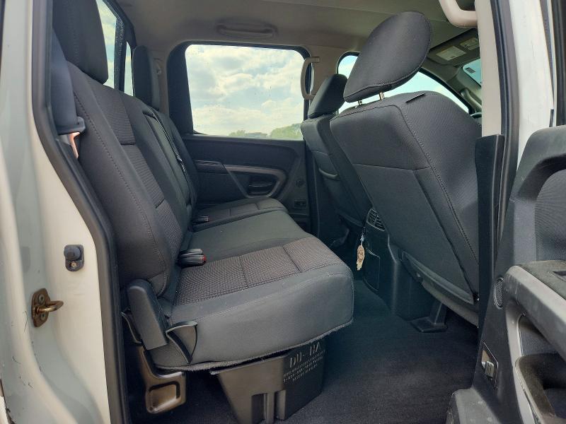 2015 Nissan Titan sv