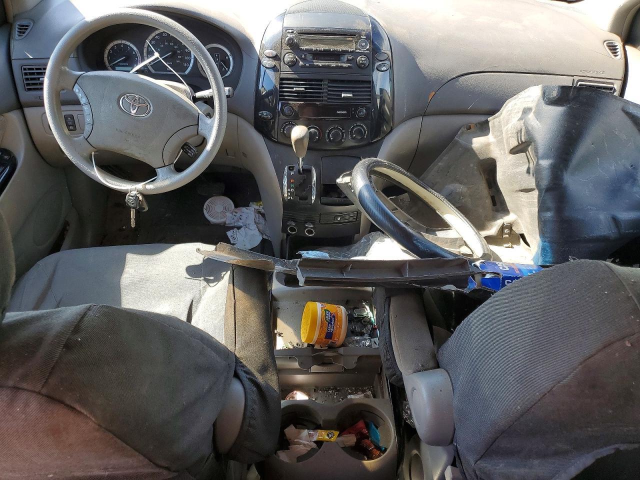 2004 Toyota Sienna le 8 Passenger