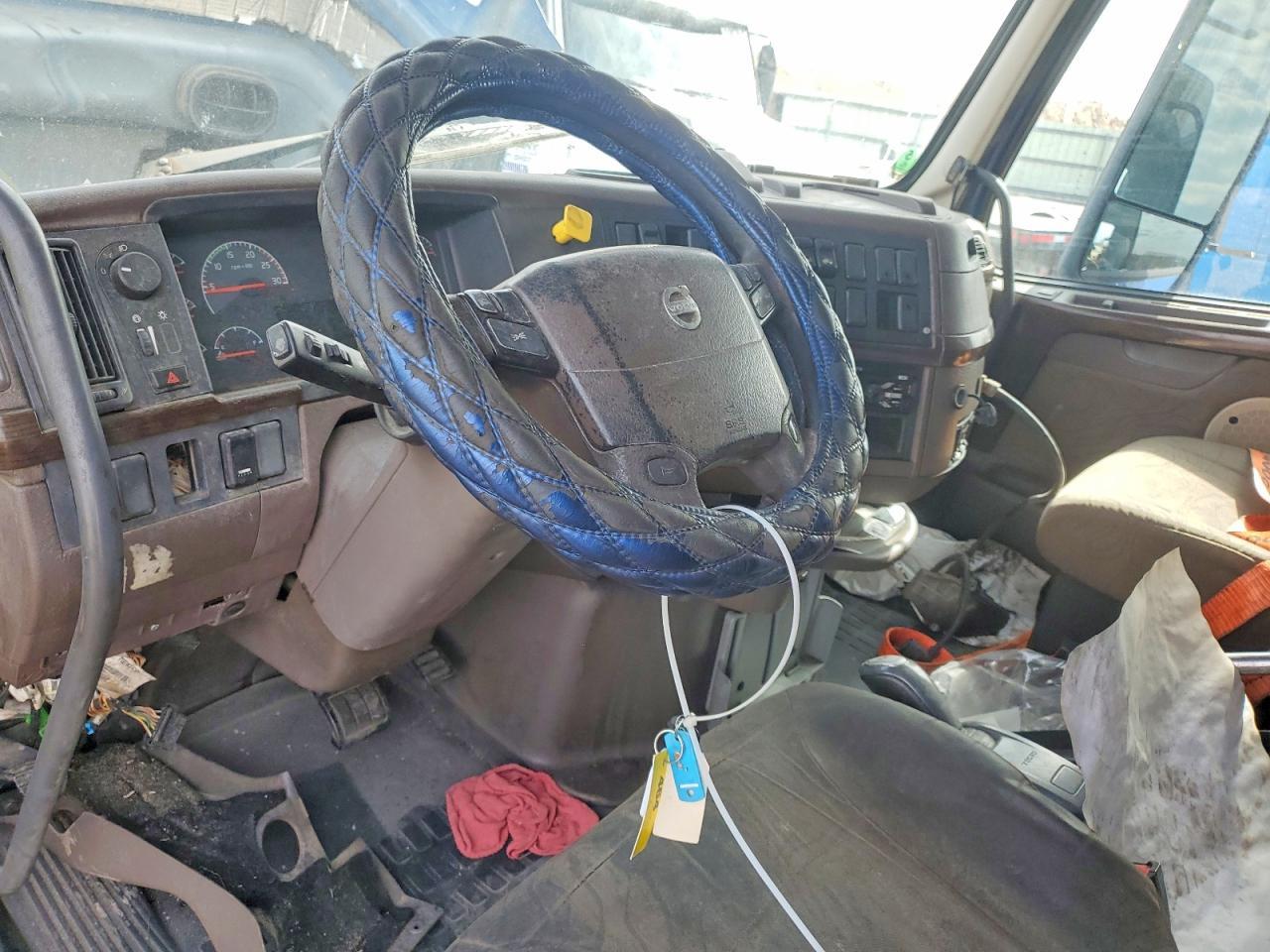 2017 Volv O VNL Semi Truck