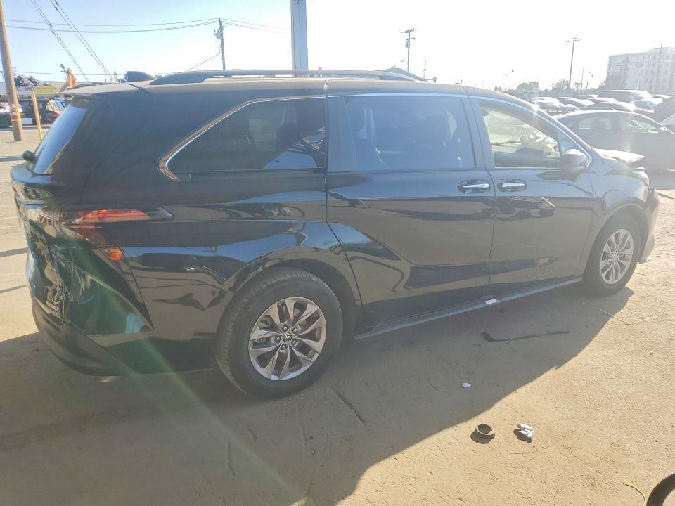 2023 Toyota Sienna xle 8-passenger
