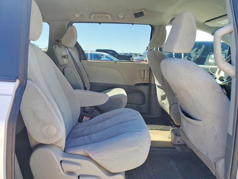 2013 Toyota Sienna le 8-passenger