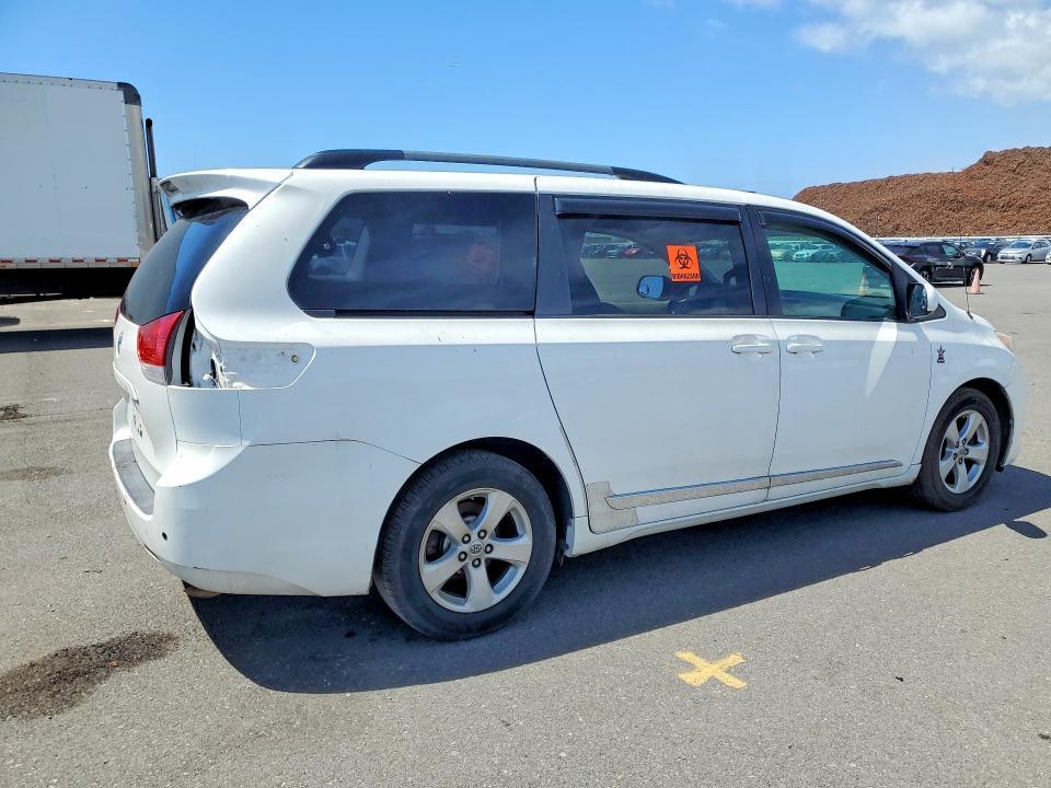 2014 Toyota Sienna le 8-passenger