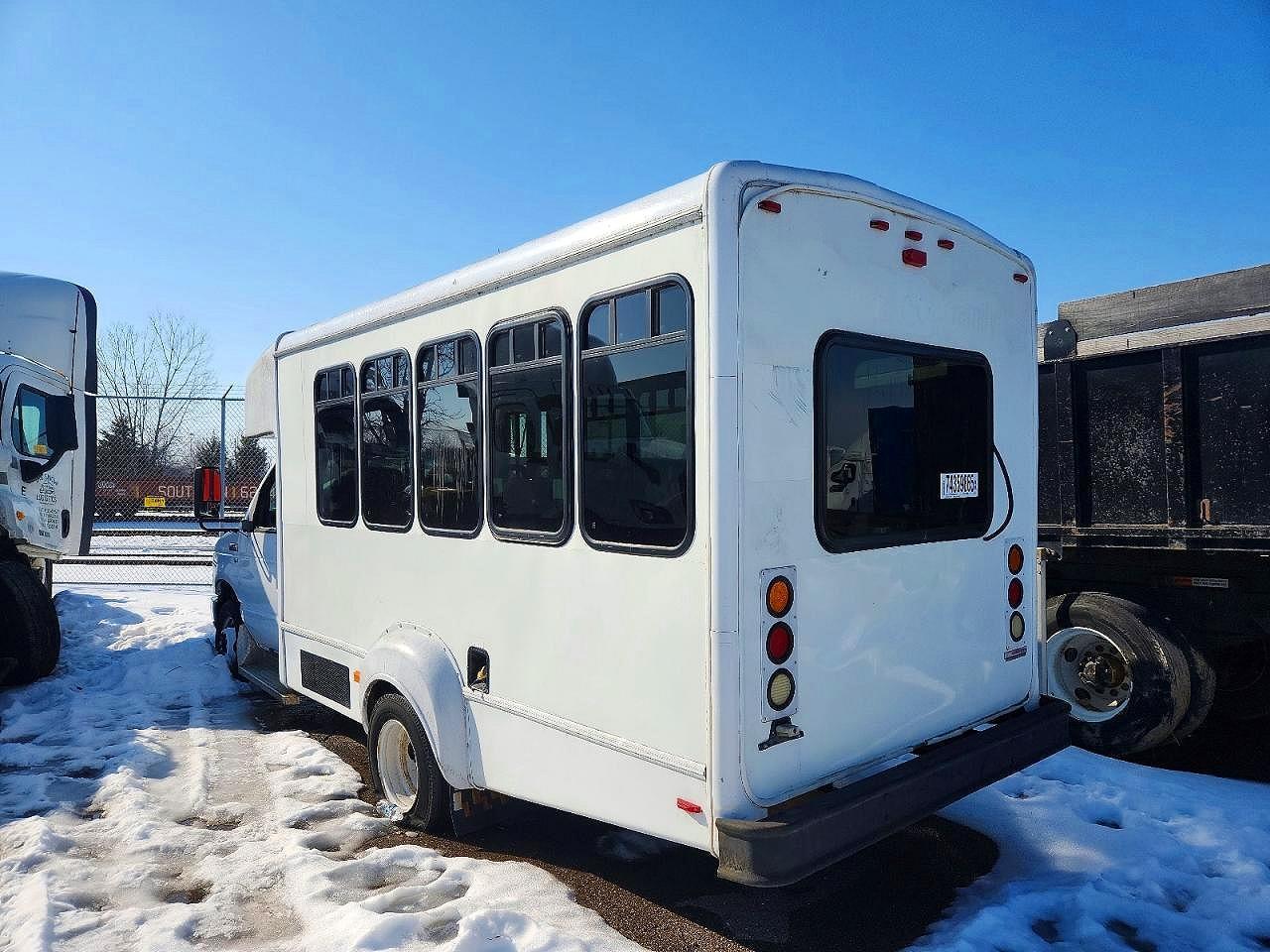 2009 Ford Econoline E350 Super Duty Cutaway Van