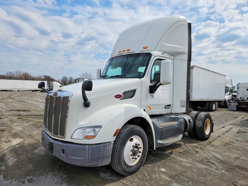 2017 Peterbilt 579 Semi Truck