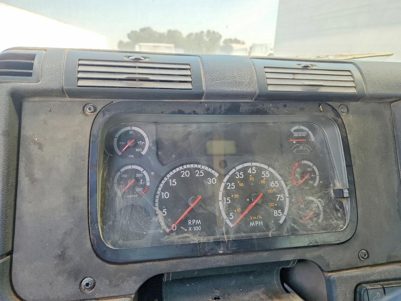 2014 Freightliner Cascadia Semi Truck