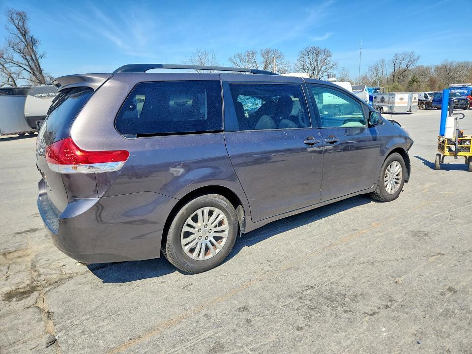 2014 Toyota Sienna xle 8-passenger