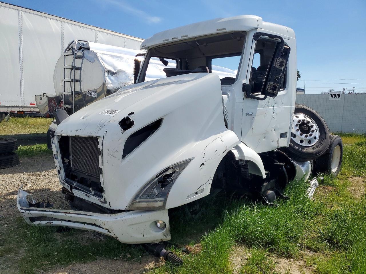 2018 Volvo VNR Semi Truck
