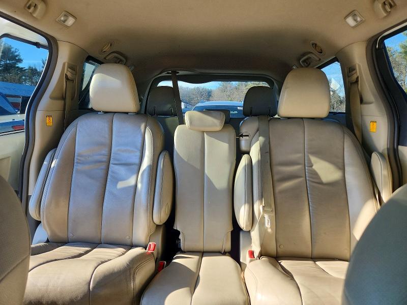 2012 Toyota Sienna xle 8-passenger