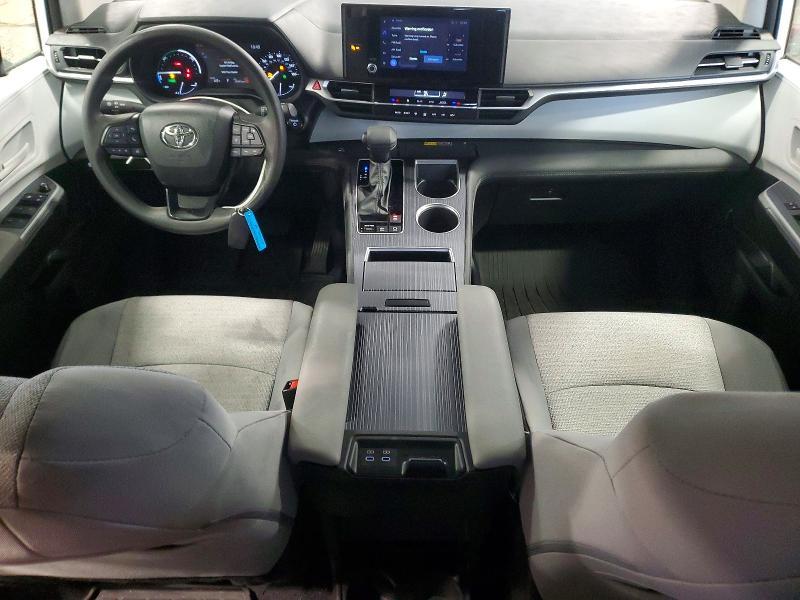 2025 Toyota Sienna le