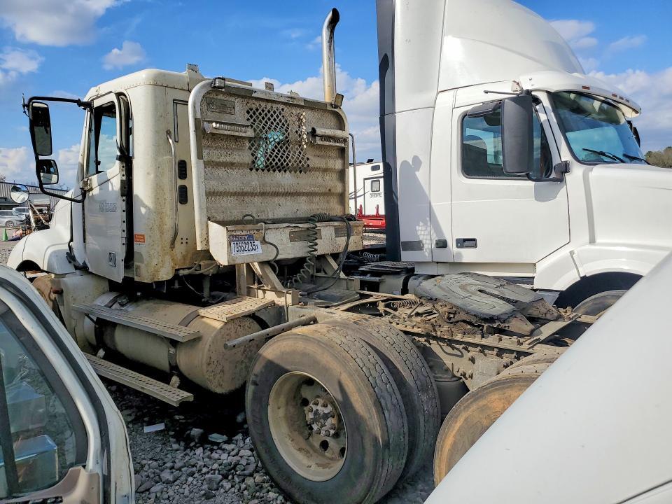 2004 Freightliner Columbia 120 Semi Truck