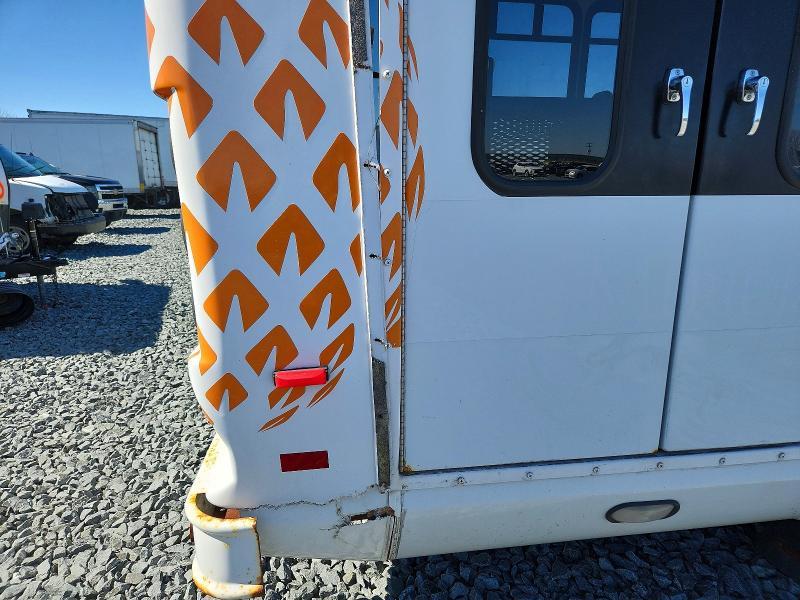 2013 Ford Econoline E350 Super Duty Cutaway Van