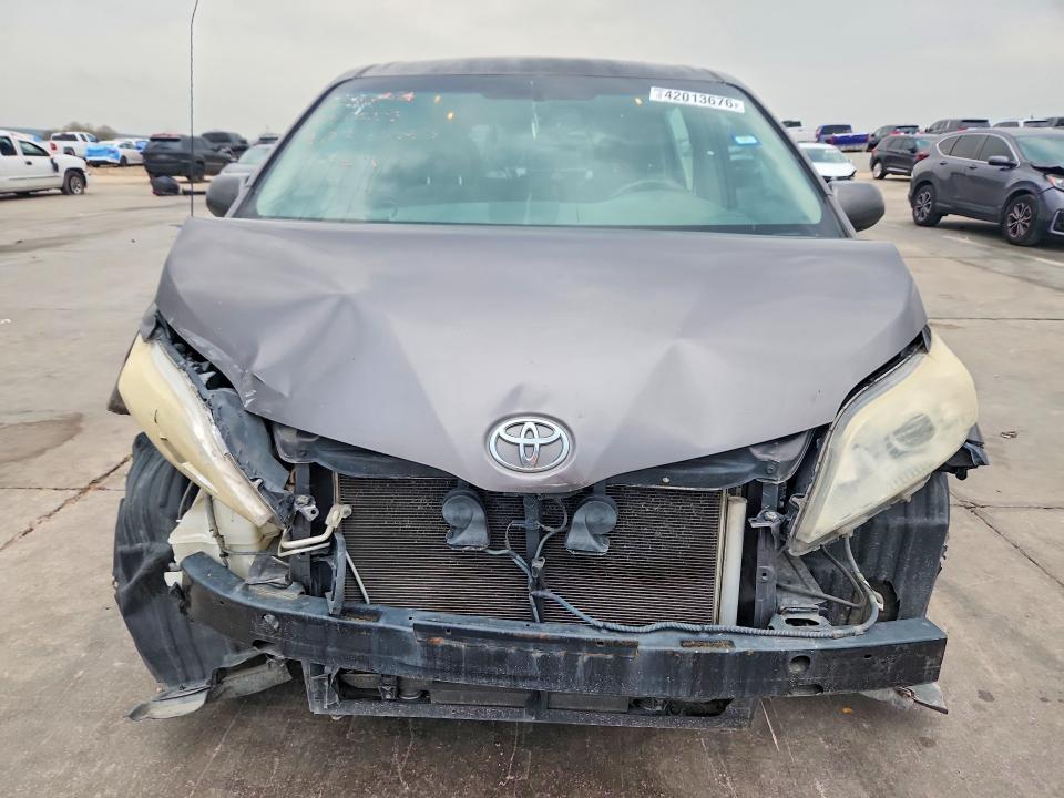 2012 Toyota Sienna le 8-passenger