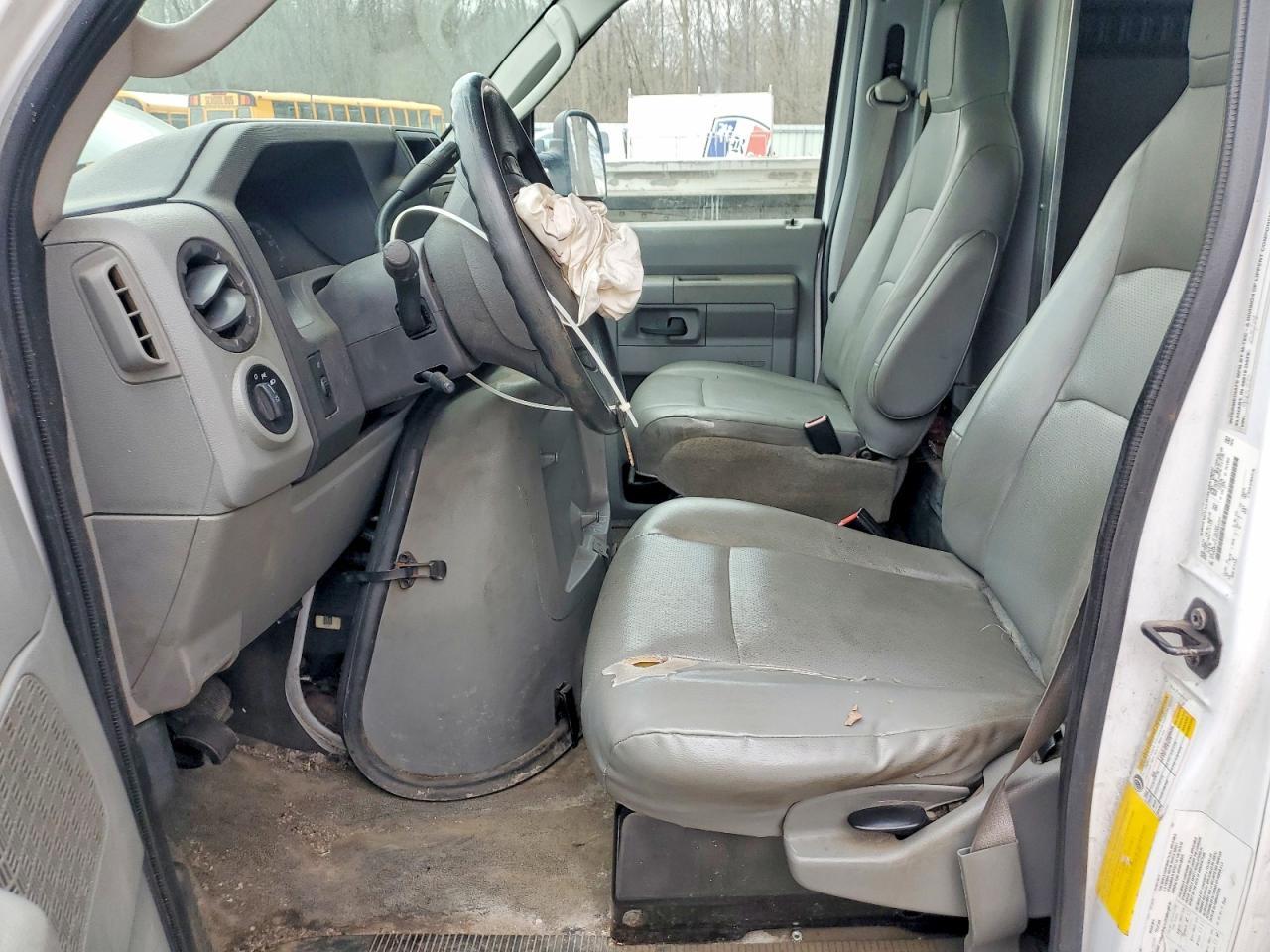 2014 Ford Econoline E350 Super Duty Cutaway Van