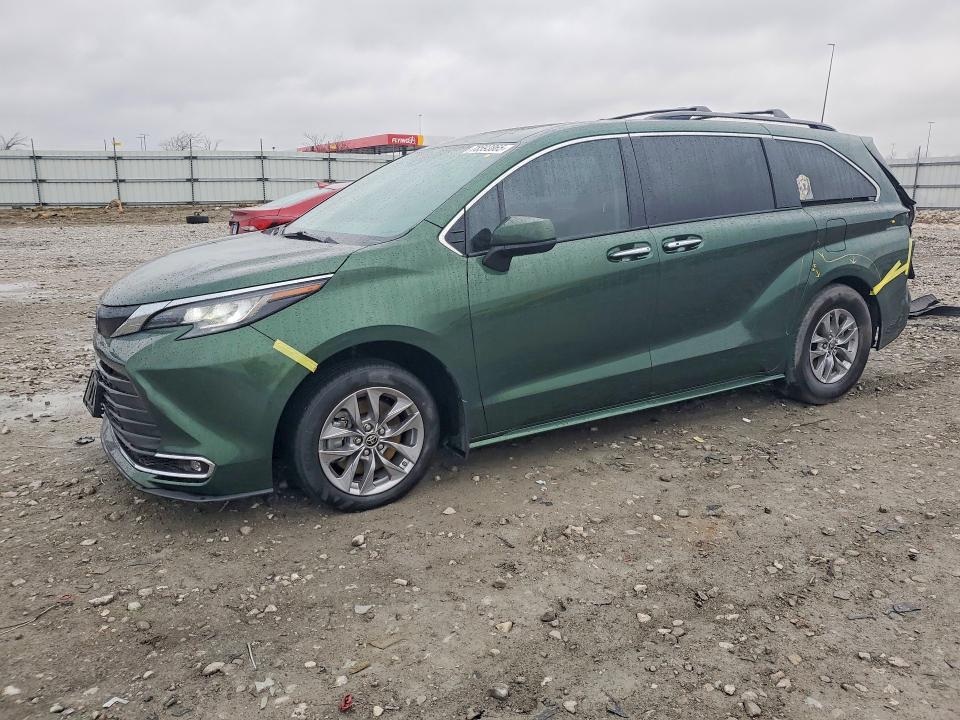 2022 Toyota Sienna xle 8-passenger