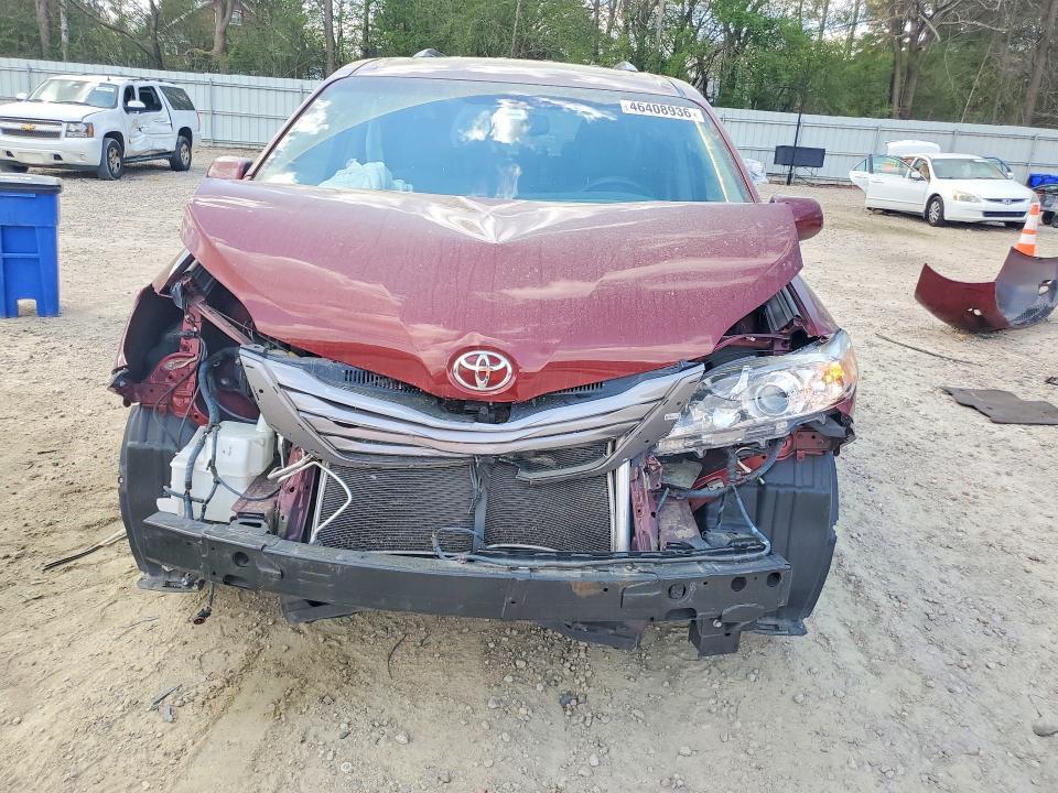 2015 Toyota Sienna xle 8-passenger