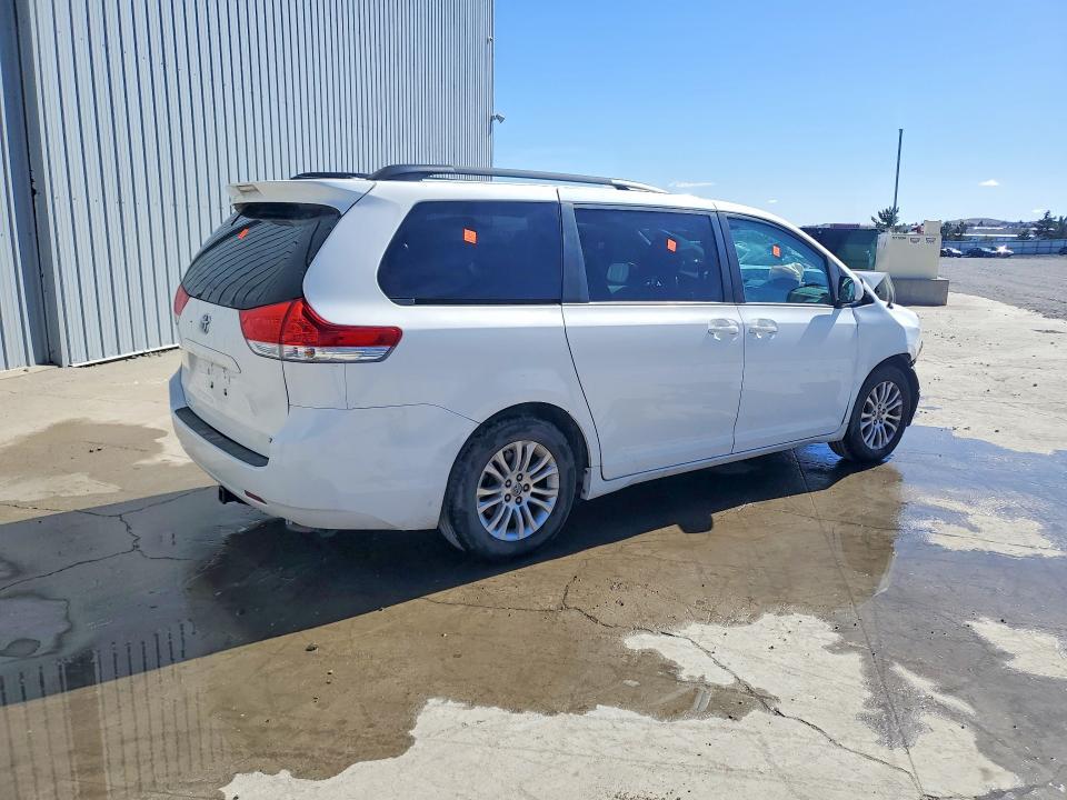 2011 Toyota Sienna xle 8-passenger