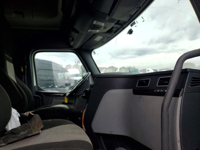 2021 Freigliner 2021 Freightliner Cascadia 126 Semi Truck