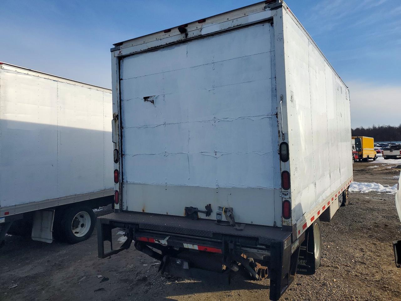 2014 Isuzu NRR BOX Truck