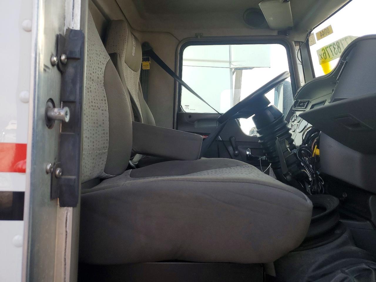 2015 Kenworth T370 BOX Truck
