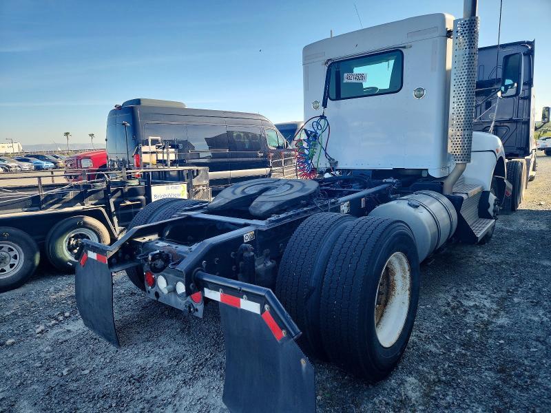 2015 Kenworth T440 Semi Truck