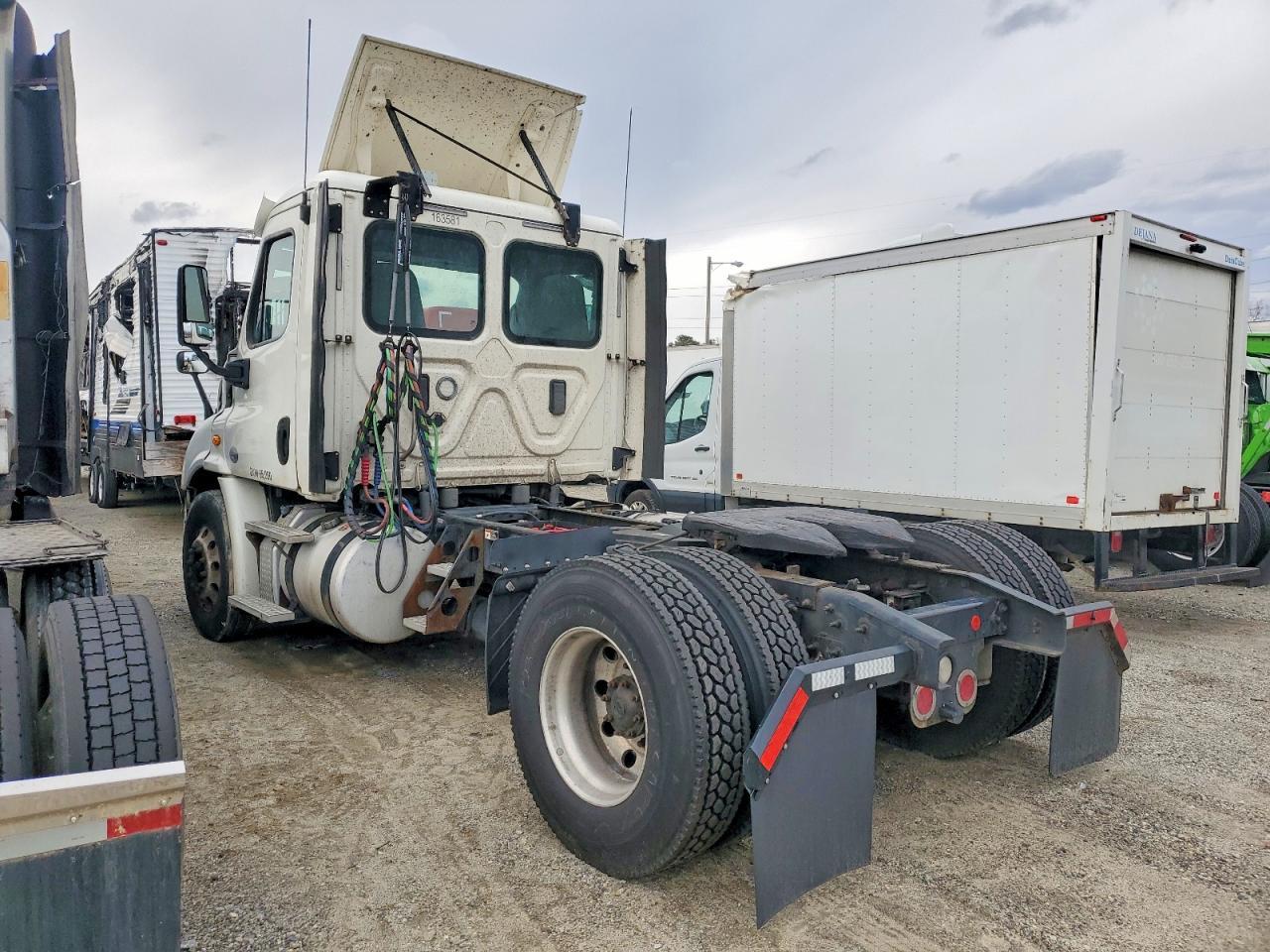 2017 Freightliner Cascadia 113 Semi Truck