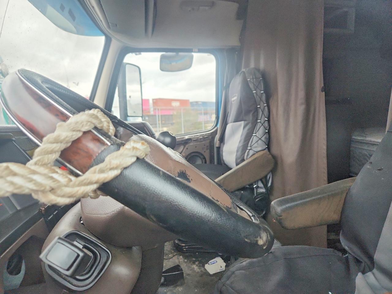 2015 Volvo VNL Semi Truck