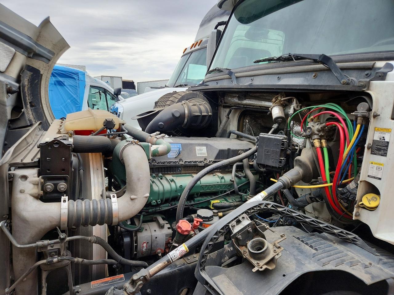 2015 Volv O VNL Semi Truck