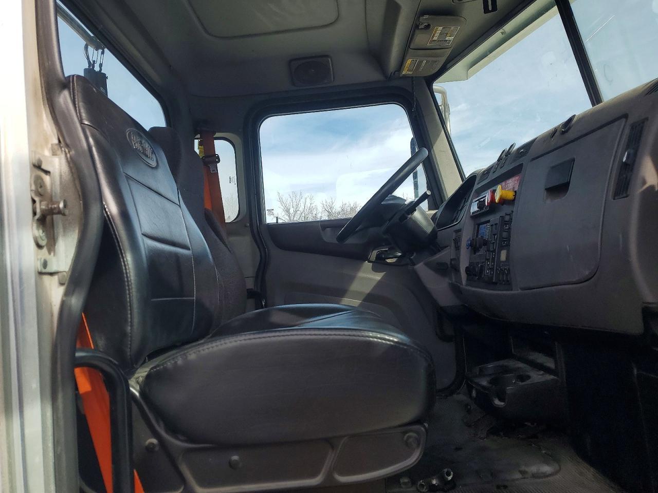 2017 Peterbilt 348 Semi Truck