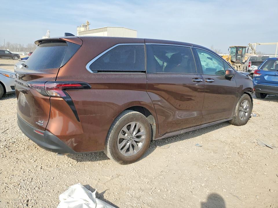 2023 Toyota Sienna xle 7-passenger