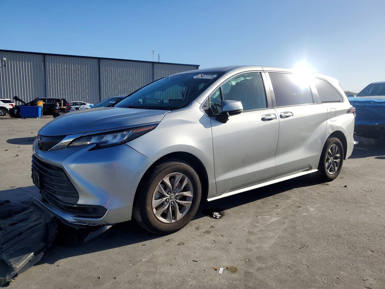 2022 Toyota Sienna le 8-passenger