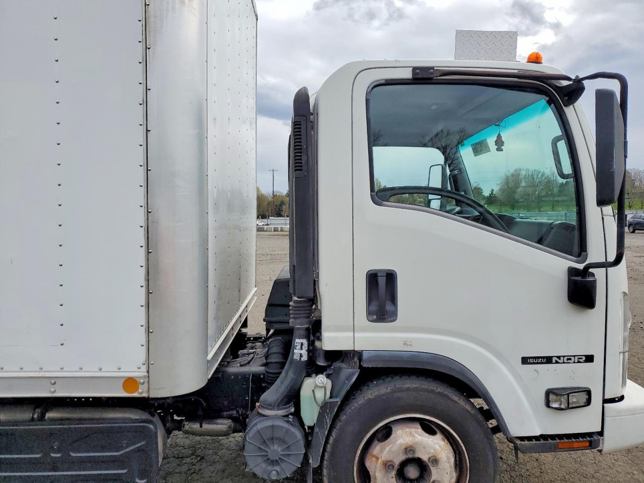 2011 Isuzu NQR BOX Truck