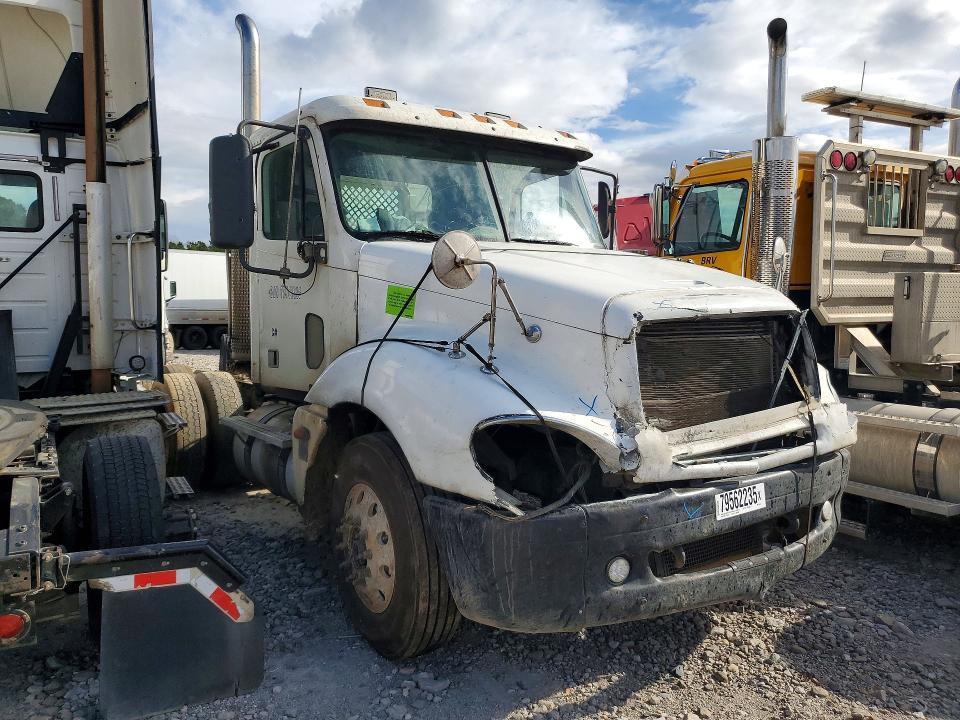 2004 Freightliner Columbia 120 Semi Truck