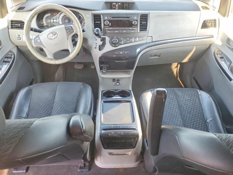 2011 Toyota Sienna se 8-passenger