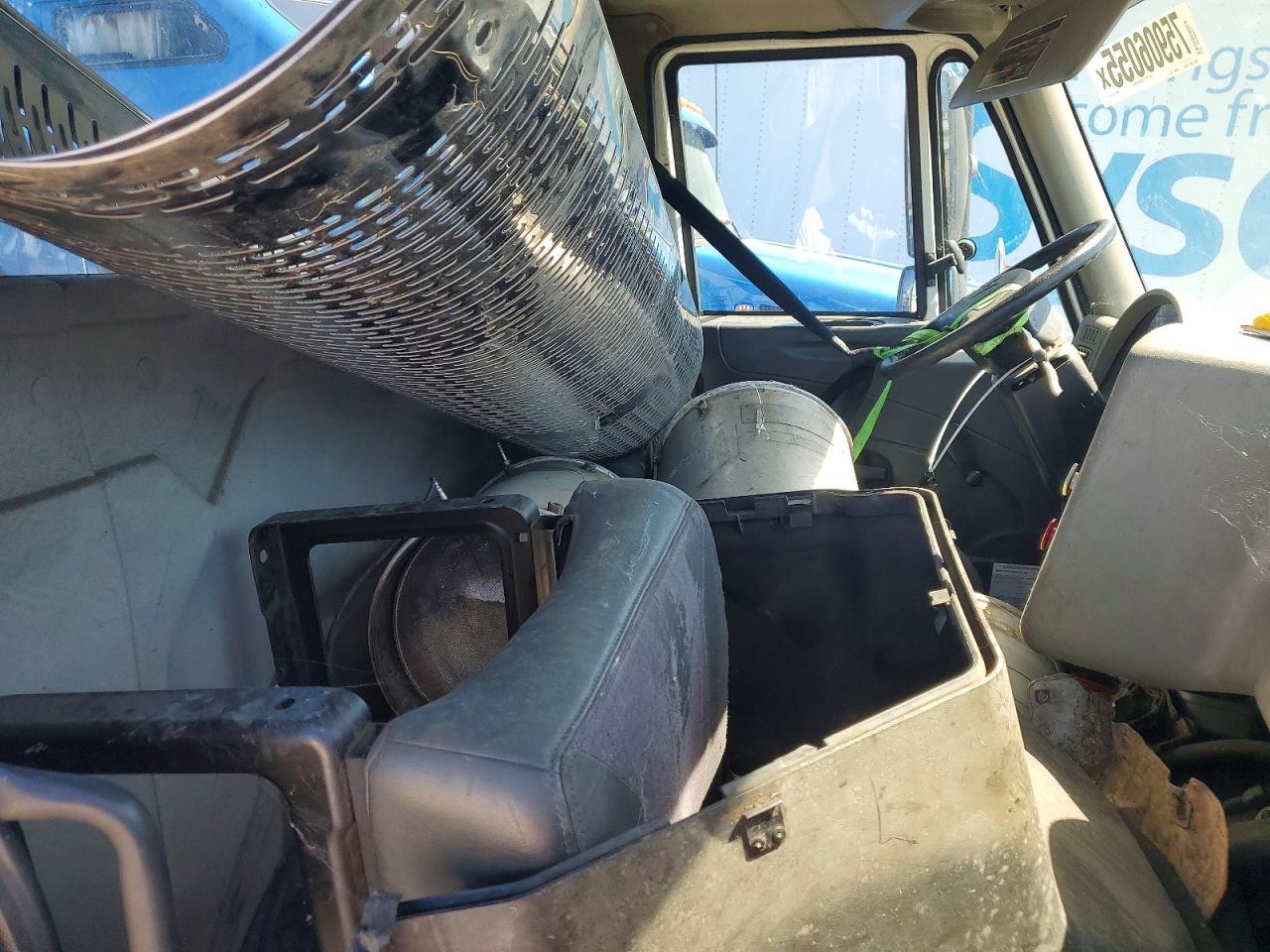 2013 International 8600 Semi Truck