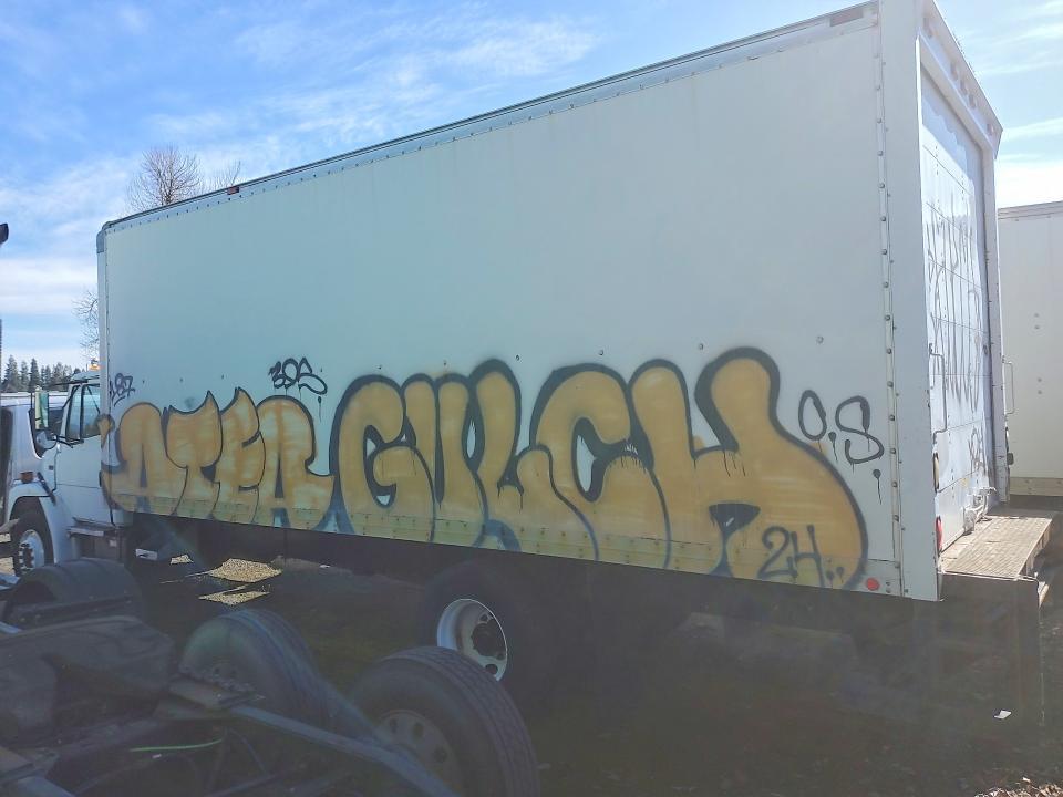 2001 Freightliner FL70 BOX Truck