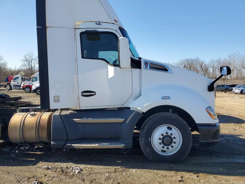 2016 Kenworth T680 Semi Truck