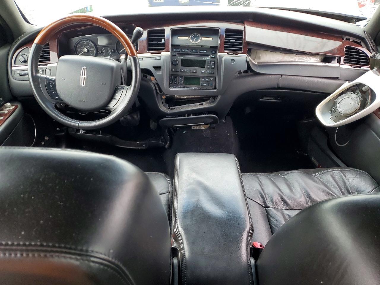 2010 Lincoln Town car Signature Limited