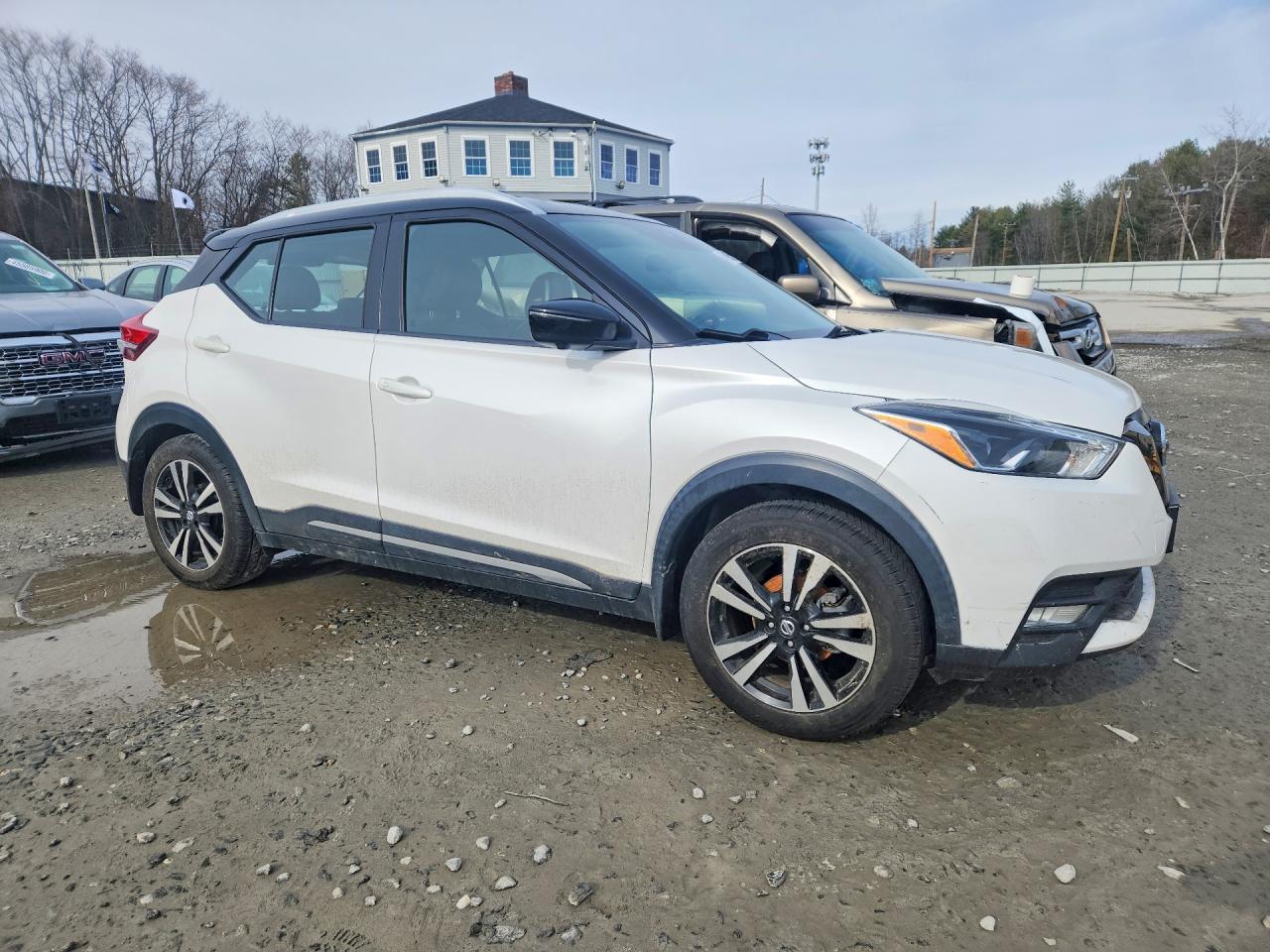 2020 Nissan Kicks sr