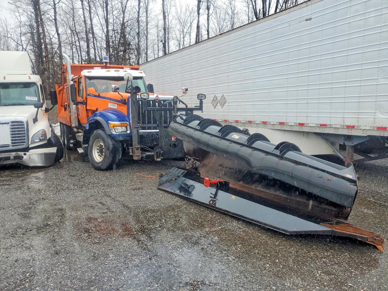 2025 International HX520