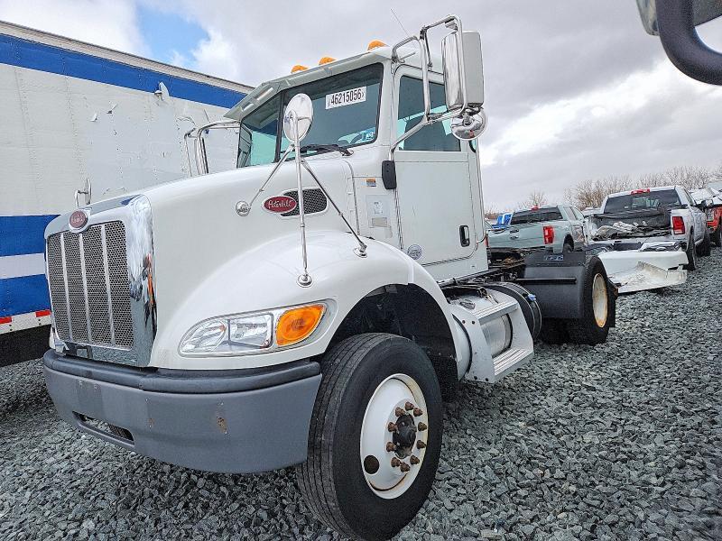2016 Peterbilt 382 Semi Truck