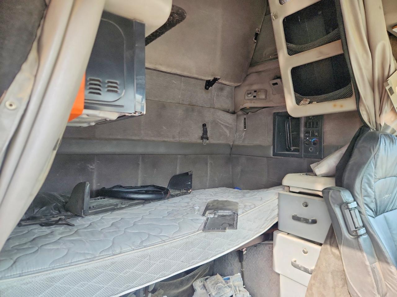 2000 Volvo VN