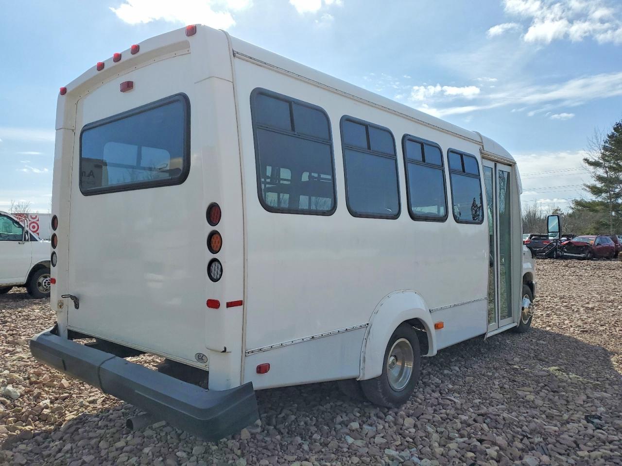 2017 Ford Econoline E350 Super Duty Cutaway Van