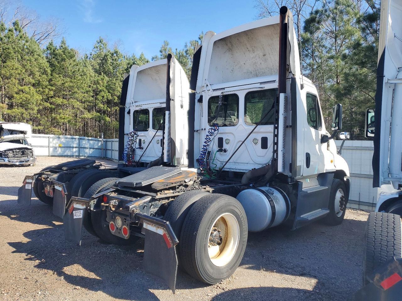2016 Freightliner Cascadia 125 Semi Truck