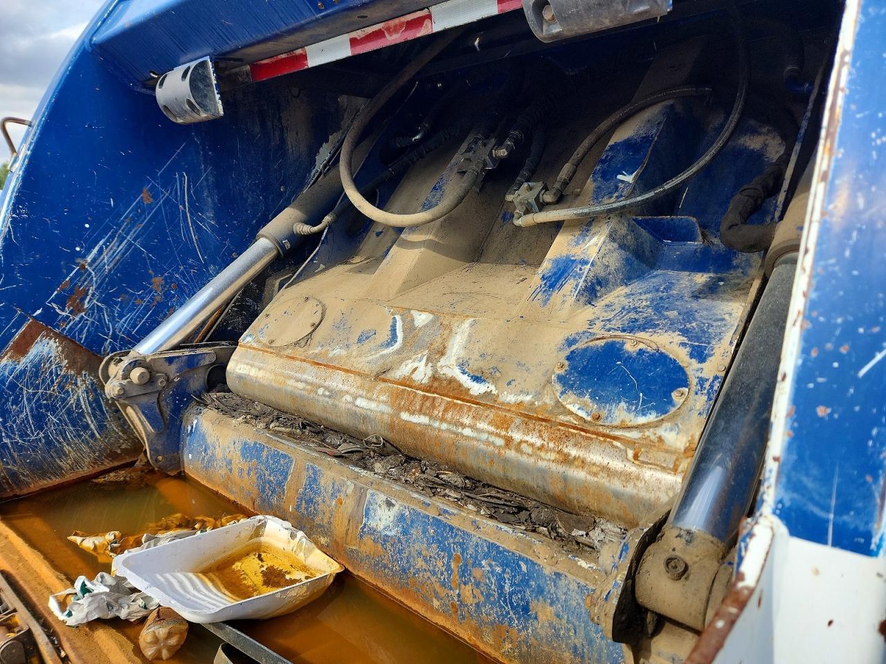 2013 Mack GU813 Refuse Truck