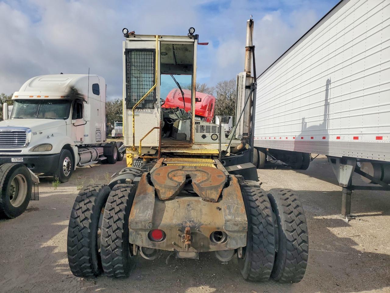 2015 Autc 2015 Autocar XSPOTTER-OFF Yard Truck